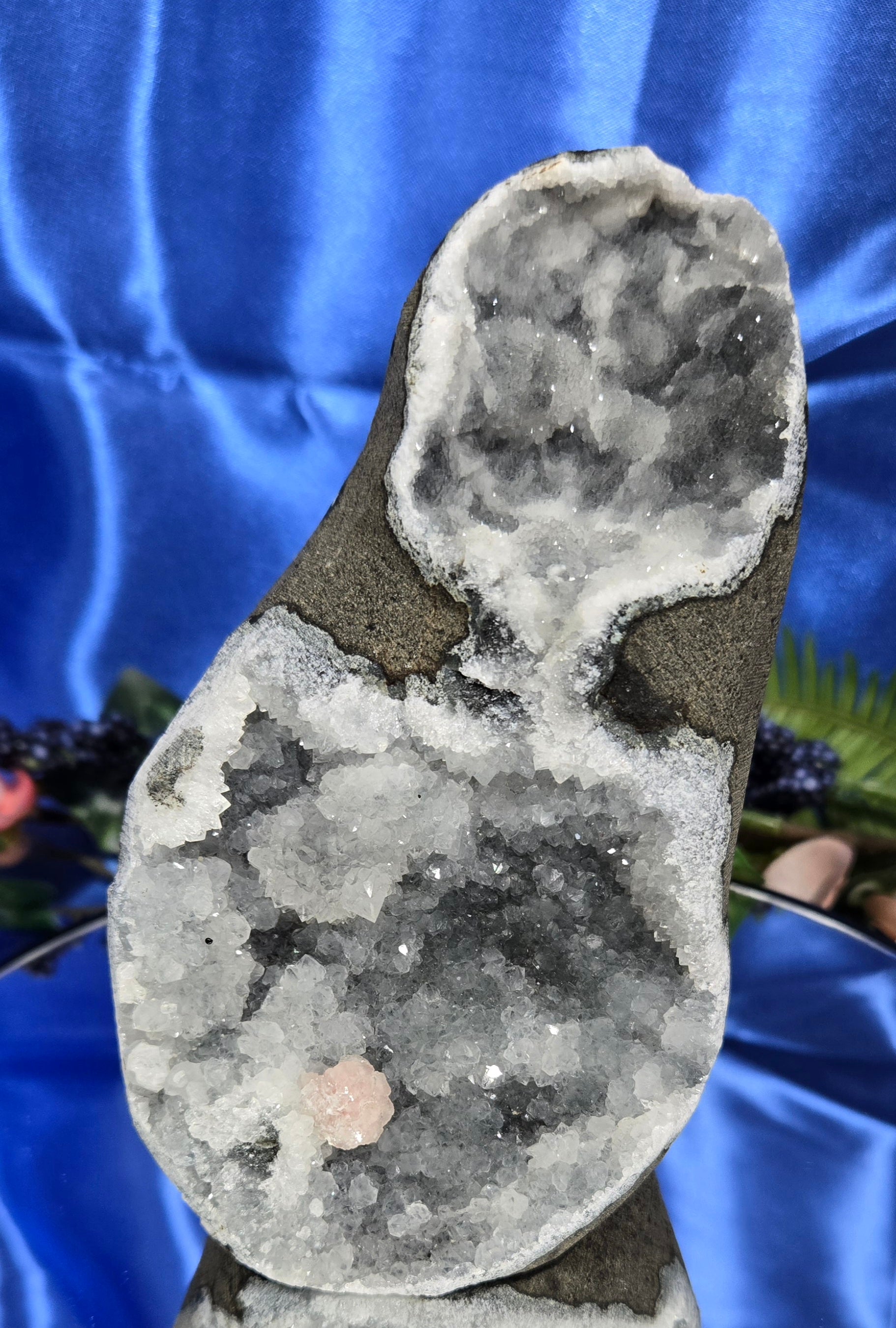 CHALCEDONY QUARTZ GEODE