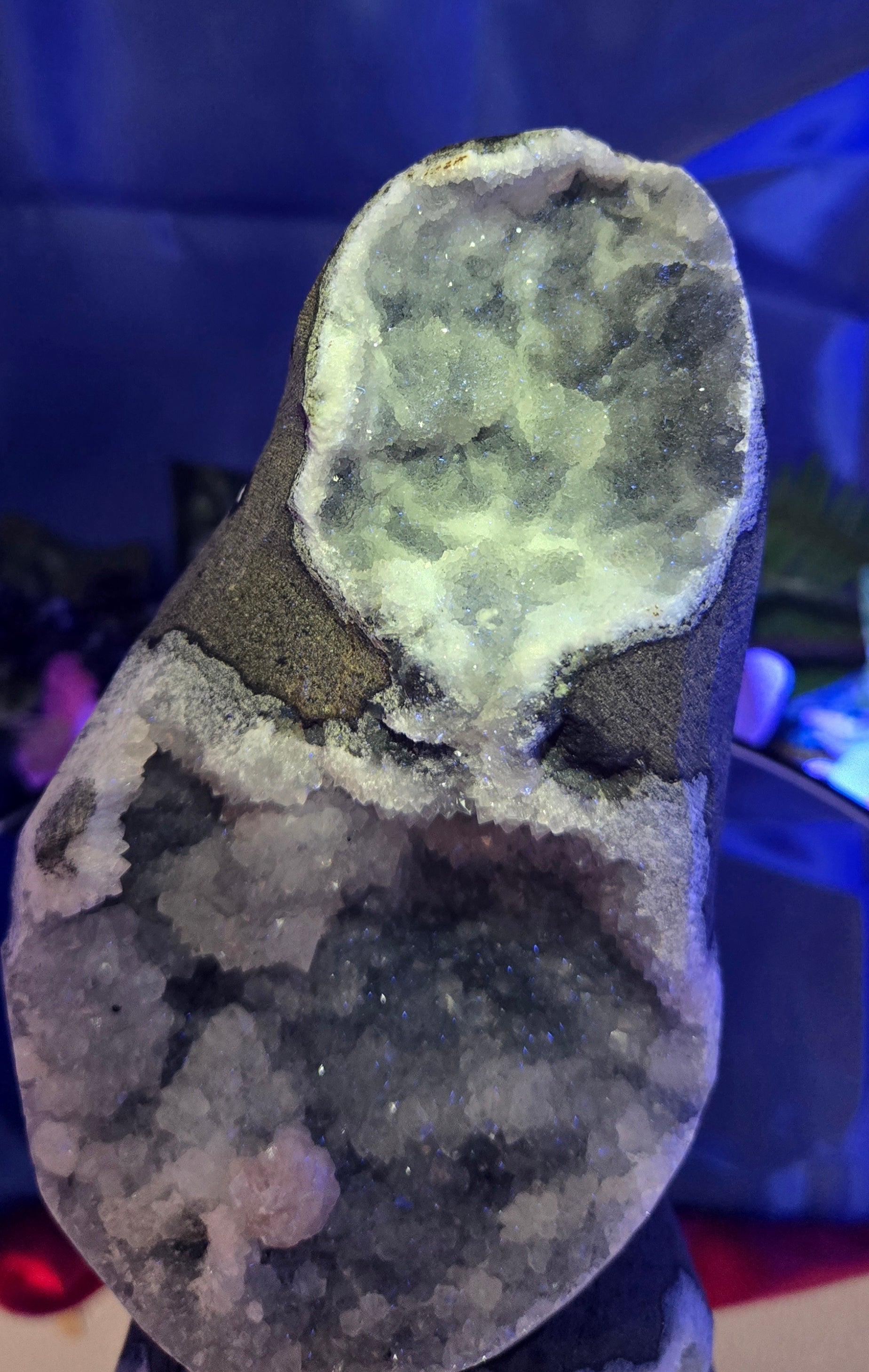 CHALCEDONY QUARTZ GEODE