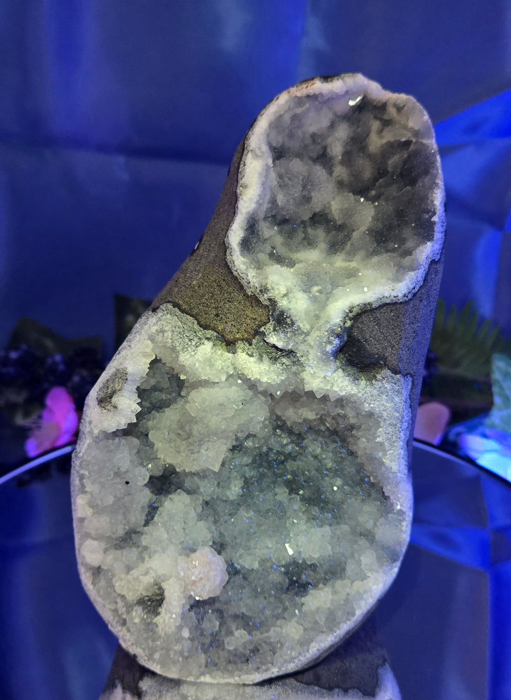 CHALCEDONY QUARTZ GEODE