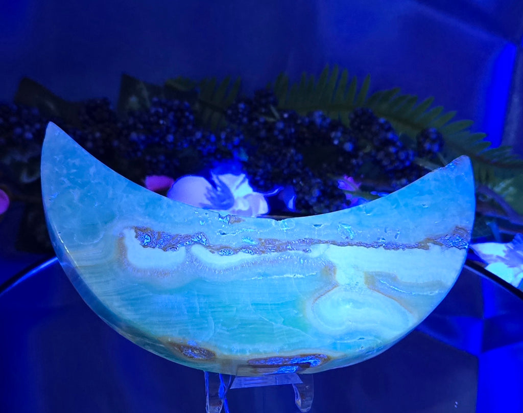 CARIBBEAN CALCITE MOON CARVING