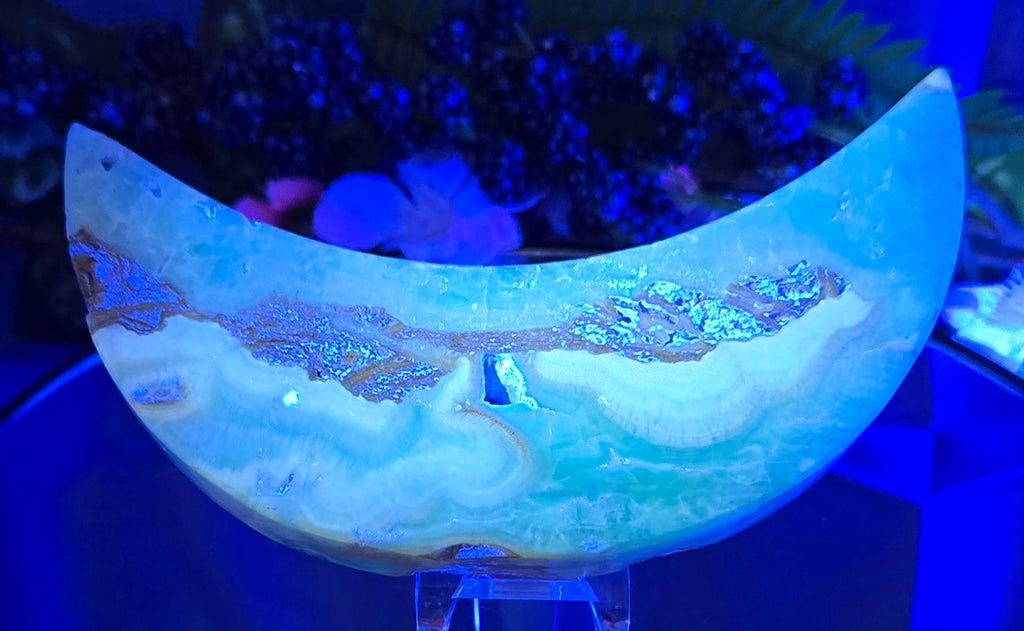 CARIBBEAN CALCITE MOON CARVING
