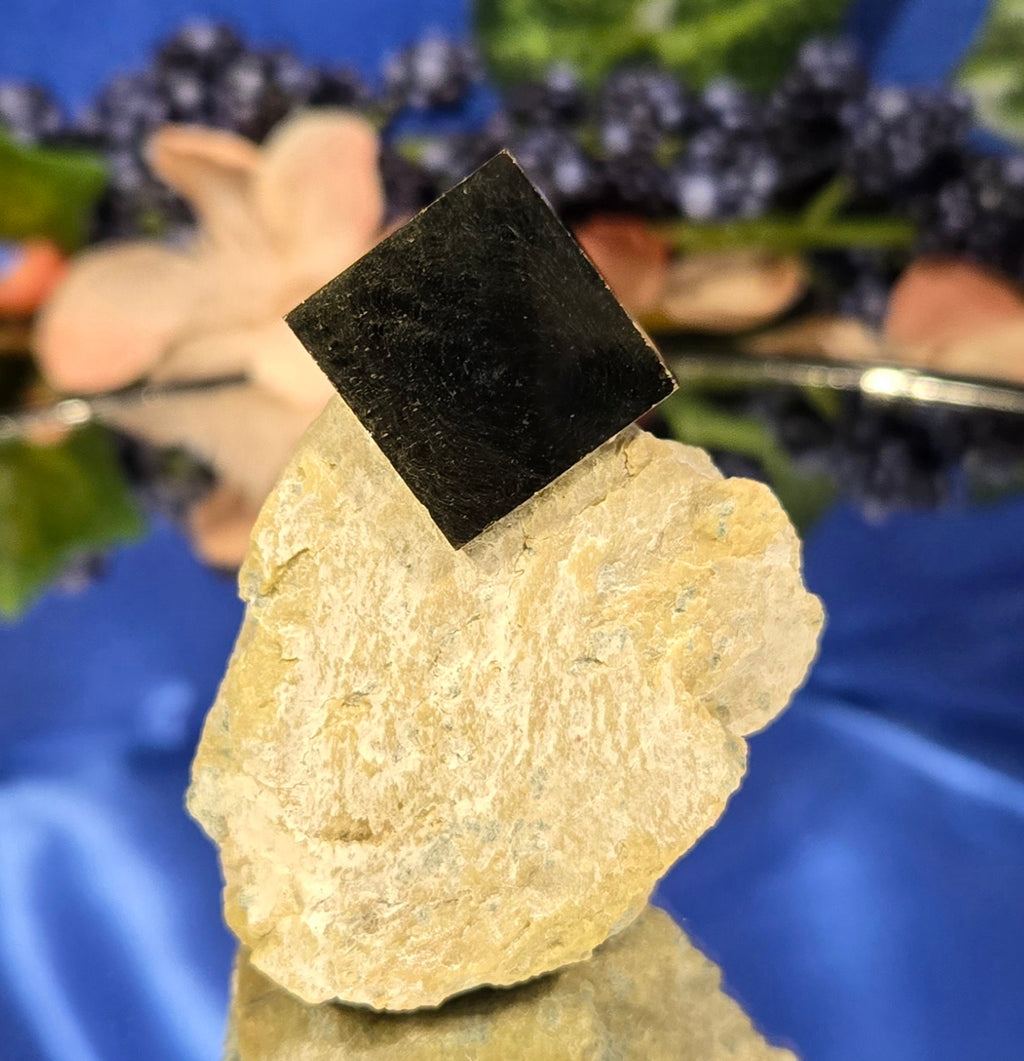 PYRITE ON BARITE