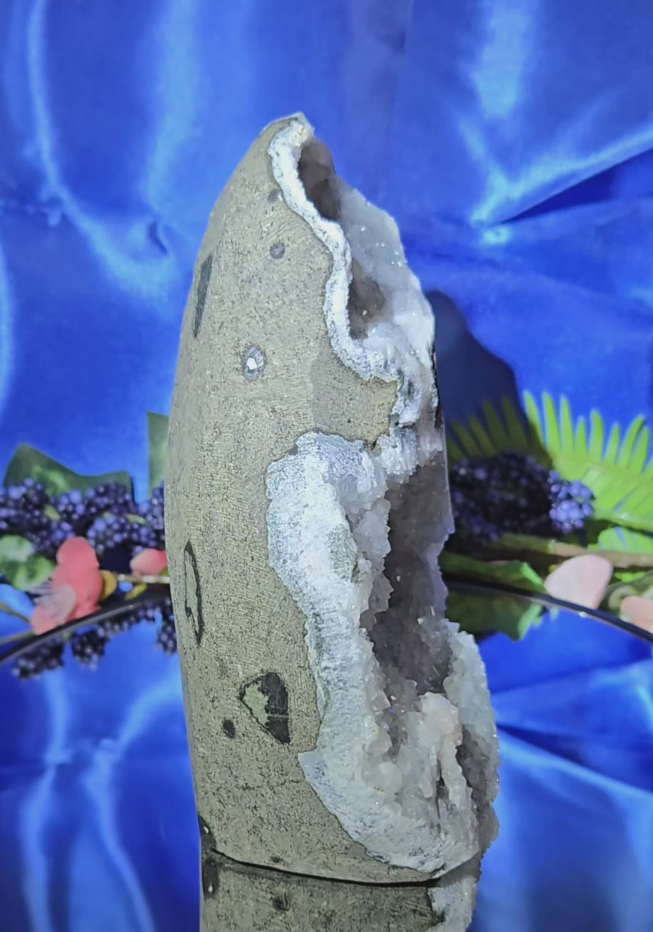 CHALCEDONY QUARTZ GEODE