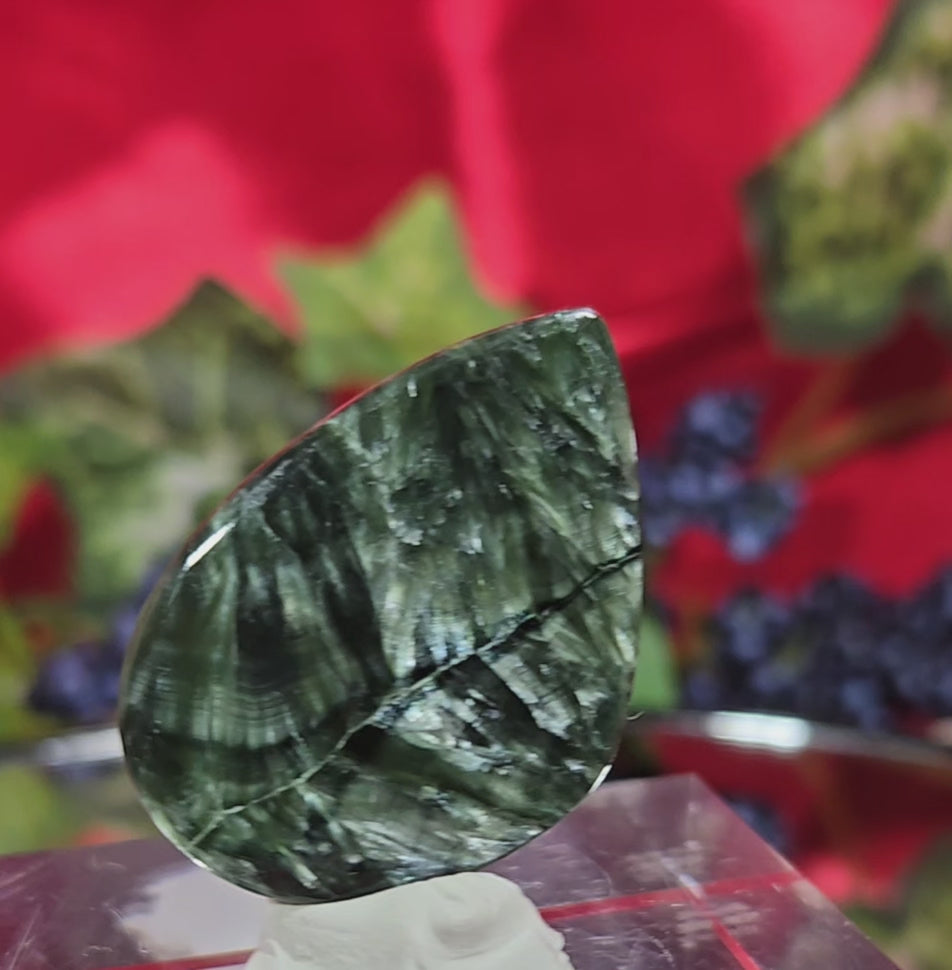 GREEN SERAPHINITE CABOCHON