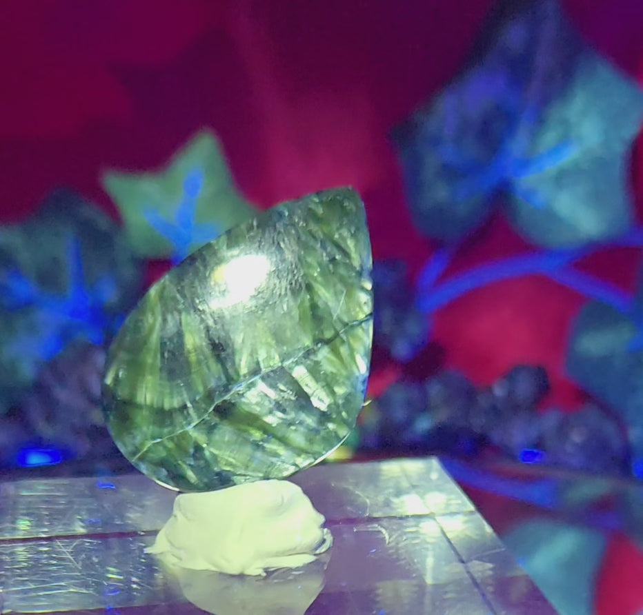 GREEN SERAPHINITE CABOCHON